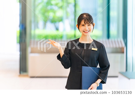 在大堂指導的女人 在大堂指導的女人 103653130