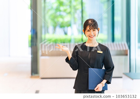 在大堂指導的女人 在大堂指導的女人 103653132