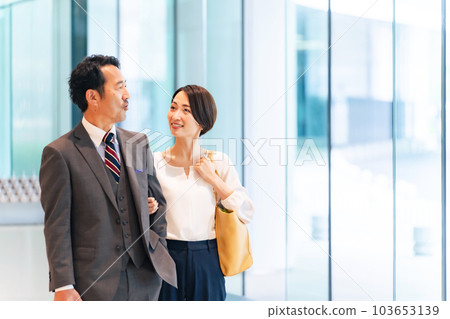 走在大廳的中間夫婦 103653139