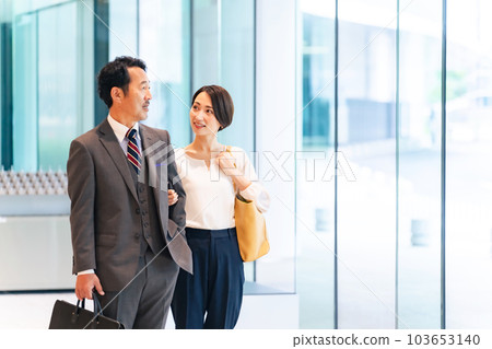 走在大廳的中間夫婦 103653140