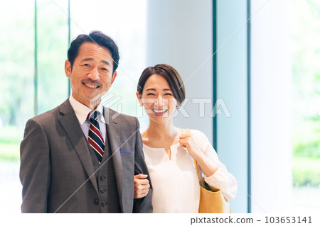 中間的一對手挽著手走 103653141