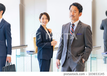 一群商務人士走在大廳 103653145