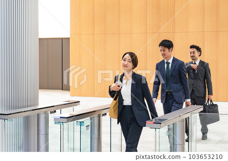 穿過大門的商務人士 穿過大門的商務人士 103653210