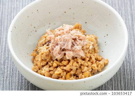 Tuna natto. (Hikiwari natto with tuna topping.) Tuna natto. (Hikiwari natto with tuna topping.) 103653417