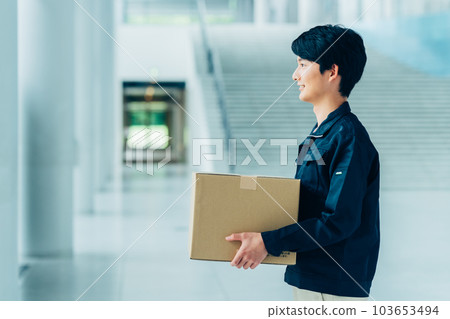 一名年輕男子攜帶行李 一名年輕男子攜帶行李 103653494
