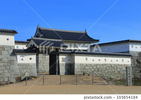 [兵庫縣]晴天的赤穗城址公園（本丸門） 103654184