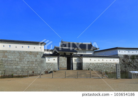 [兵庫縣]晴天的赤穗城址公園（本丸門） 103654186