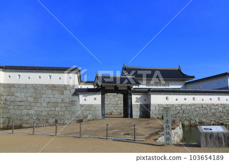 [兵庫縣]晴天的赤穗城址公園（本丸門） 103654189