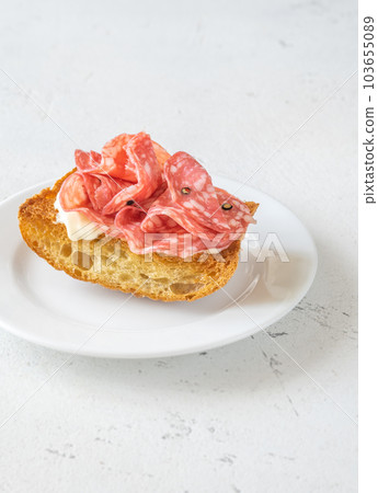Sandwich with salami 103655089