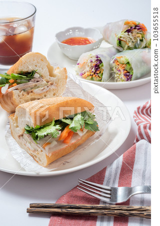Banh Mi 和新鮮春捲越南菜垂直位置 103655518