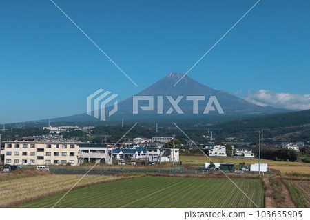Mt.Fuji in autumn seen from the window of the Tokaido Shinkansen (Shizuoka Prefecture) Mt.Fuji in autumn seen from the window of the Tokaido Shinkansen (Shizuoka Prefecture) 103655905