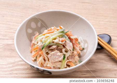 Dried daikon radish with tuna mayonnaise 103656248