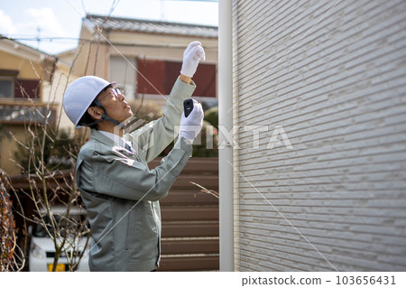 即將在獨立屋的外牆上安裝監控攝像頭 即將在獨立屋的外牆上安裝監控攝像頭 103656431