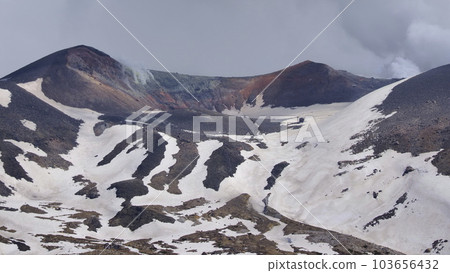美瑛町十勝岳博岳台火山口附近 1 美瑛町十勝岳博岳台火山口附近 1 103656432