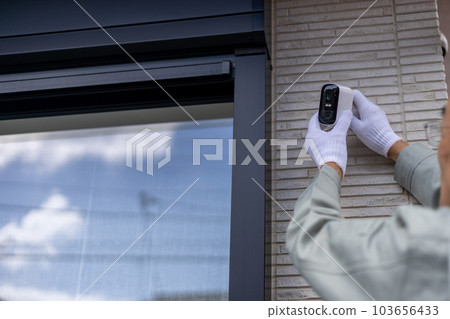 即將在獨立屋的外牆上安裝監控攝像頭 103656433