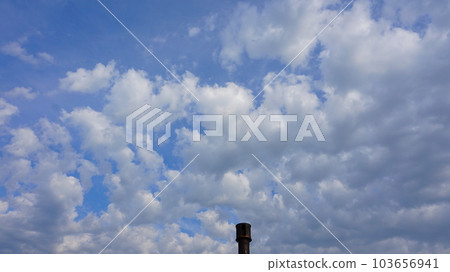 有煙囪和雲彩的天空 103656941