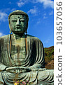 Kotokuin 的 Kamakura Daibutsu 對著藍天微笑，垂直位置 103657056