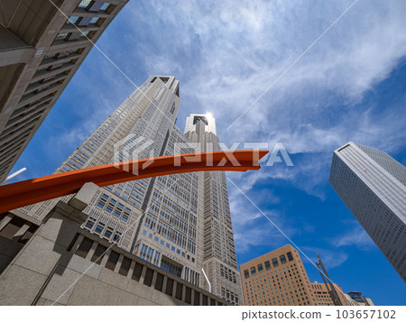 在蔚藍的天空下仰望東京都廳一號樓 在蔚藍的天空下仰望東京都廳一號樓 103657102