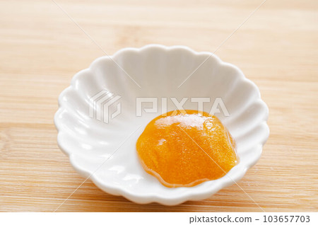 白盤中的麥盧卡蜂蜜 103657703