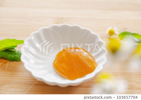 白盤中的麥盧卡蜂蜜 103657704
