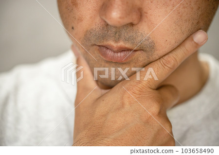 男人用手放在下巴上沉思 103658490