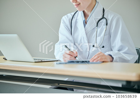 年輕的女醫生做在線醫療 103658639