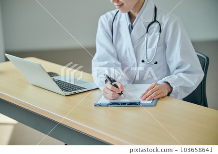 年輕的女醫生做在線醫療 103658641
