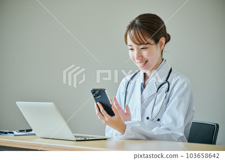 年輕的女醫生做在線醫療 103658642