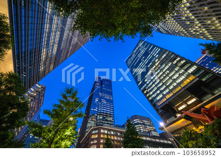 日本的東京城市景觀 大手町大廈、大手町塔和東京產經大廈等大手町建築物 103658952