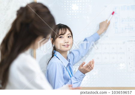 做演講的年輕女子 做演講的年輕女子 103659657