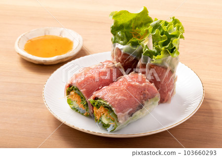 Roast beef raw spring roll Roast beef raw spring roll 103660293