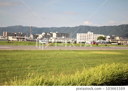 小飛機降落在機場 103663389