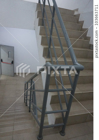 Access the building stairs for those who park under the building, go up from the bottom up or vice versa 103663711