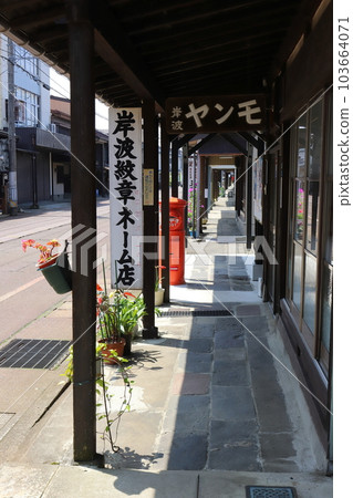 帶有圓形信箱的新潟上越城市風光(岸波家徽名店前) 帶有圓形信箱的新潟上越城市風光(岸波家徽名店前) 103664071