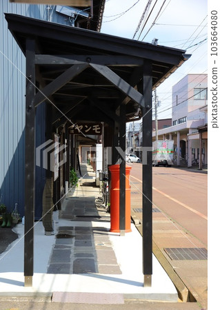 帶有圓形信箱的新潟上越城市風光（岸波家徽名店前） 103664080