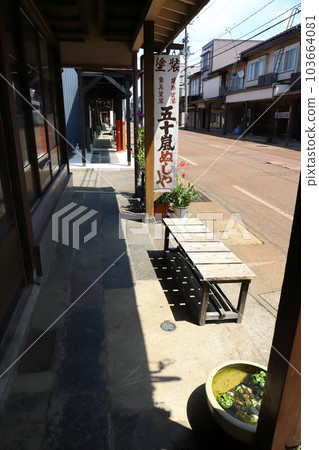 帶有圓形信箱的新潟上越城市風光(岸波家徽名店前) 帶有圓形信箱的新潟上越城市風光(岸波家徽名店前) 103664081