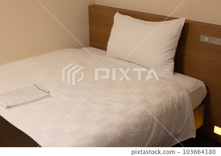 Business hotel single bed 103664180