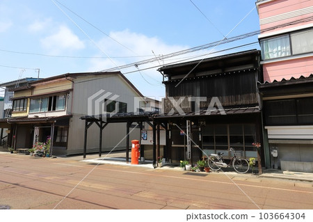 Niigata Joetsu City Scenery with a round mailbox (in front of the Kishinami crest name store) Niigata Joetsu City Scenery with a round mailbox (in front of the Kishinami crest name store) 103664304