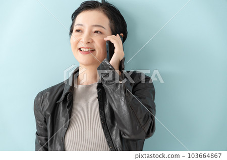 Female portrait casual phone 103664867