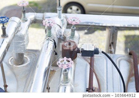 Receiving tank piping 103664912