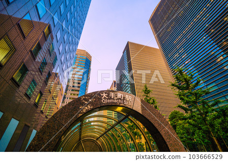 過渡到日本東京城市景觀5級後4個多星期......看著大手町站入口C10 = 6月7日 103666529