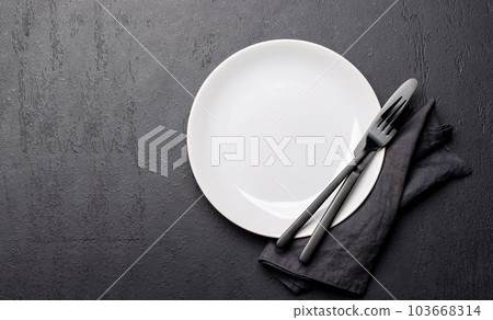 Top-down view of an empty plate and silverware mockup Top-down view of an empty plate and silverware mockup 103668314
