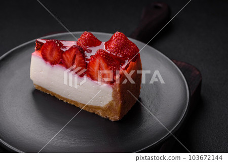 Delicious fresh cheesecake with strawberries, syrup and mascarpone cheese 103672144