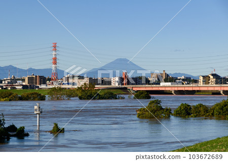 2019年東日本颱風泥濘的荒川和佐雨橋 103672689