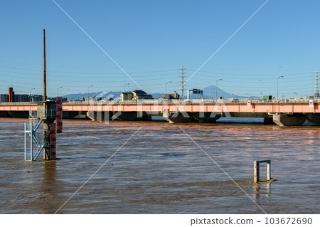 2019年東日本颱風泥濘的荒川和佐雨橋 103672690