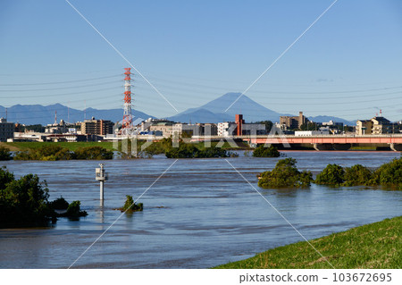 2019年東日本颱風泥濘的荒川和佐雨橋 103672695