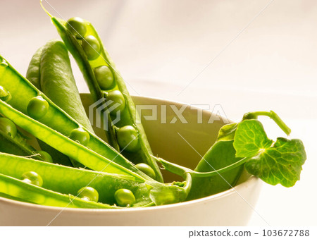 peas in their pods 103672788