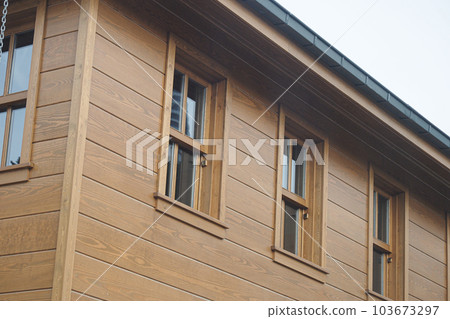 establish shot of a old wooden house establish shot of a old wooden house 103673297