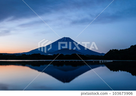 黎明前的精進湖和富士山 黎明前的精進湖和富士山 103673906