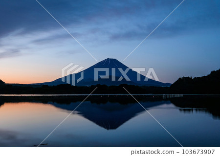 黎明前的精進湖和富士山 黎明前的精進湖和富士山 103673907